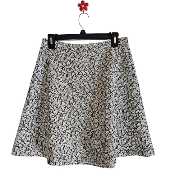 BCBGMAXZRIA Chic Black and White Floral Mini Skirt Small Preowned - Picture 1 of 6